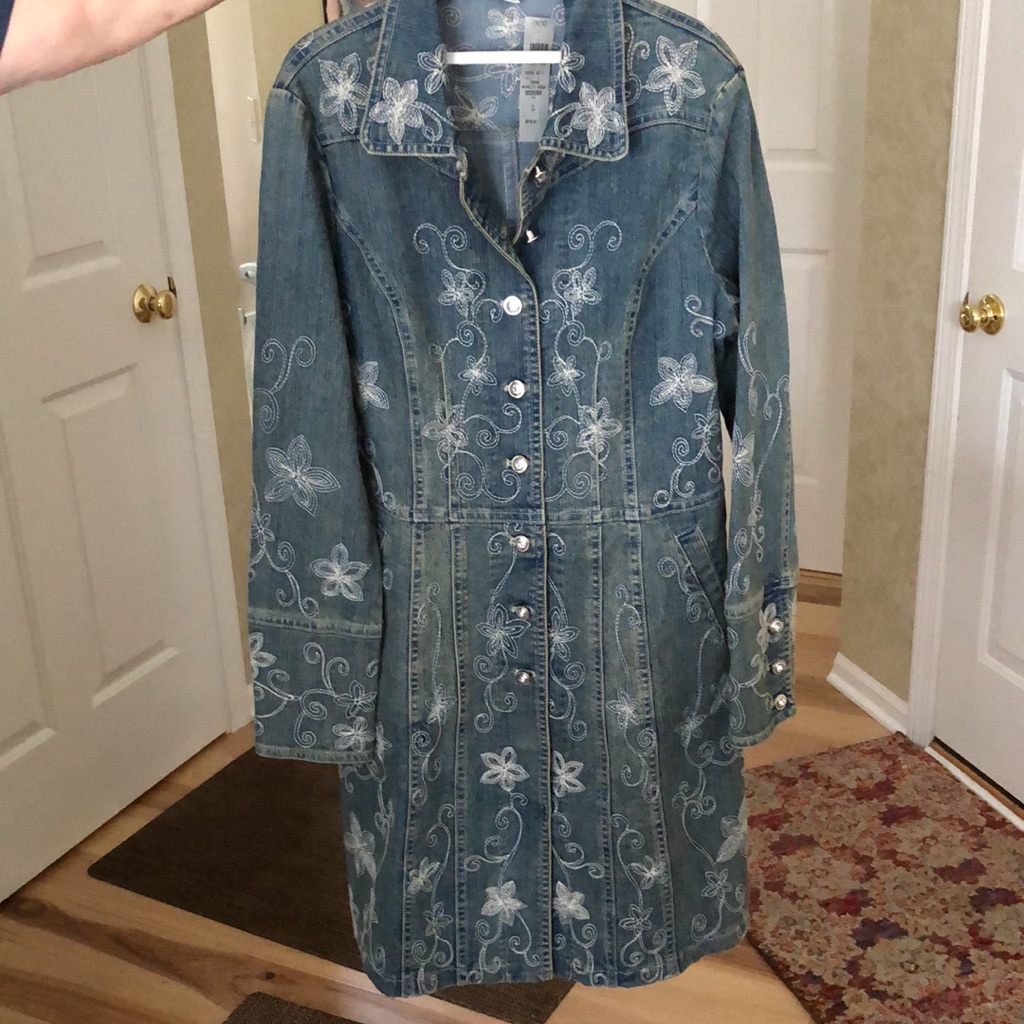 New Cache Women’s Flower Embroidered/Stitched Jean Coat. Around Knee Length.